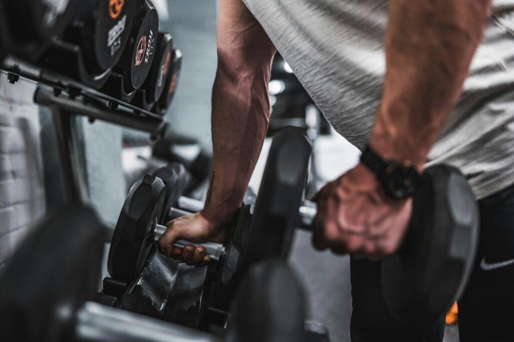 Gros plan d'un avant-bras pendant un curl avec haltère